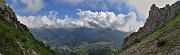 12 Dall'alto vista sul canalone e verso la conca di Oltre il Colle e i suoi monti 